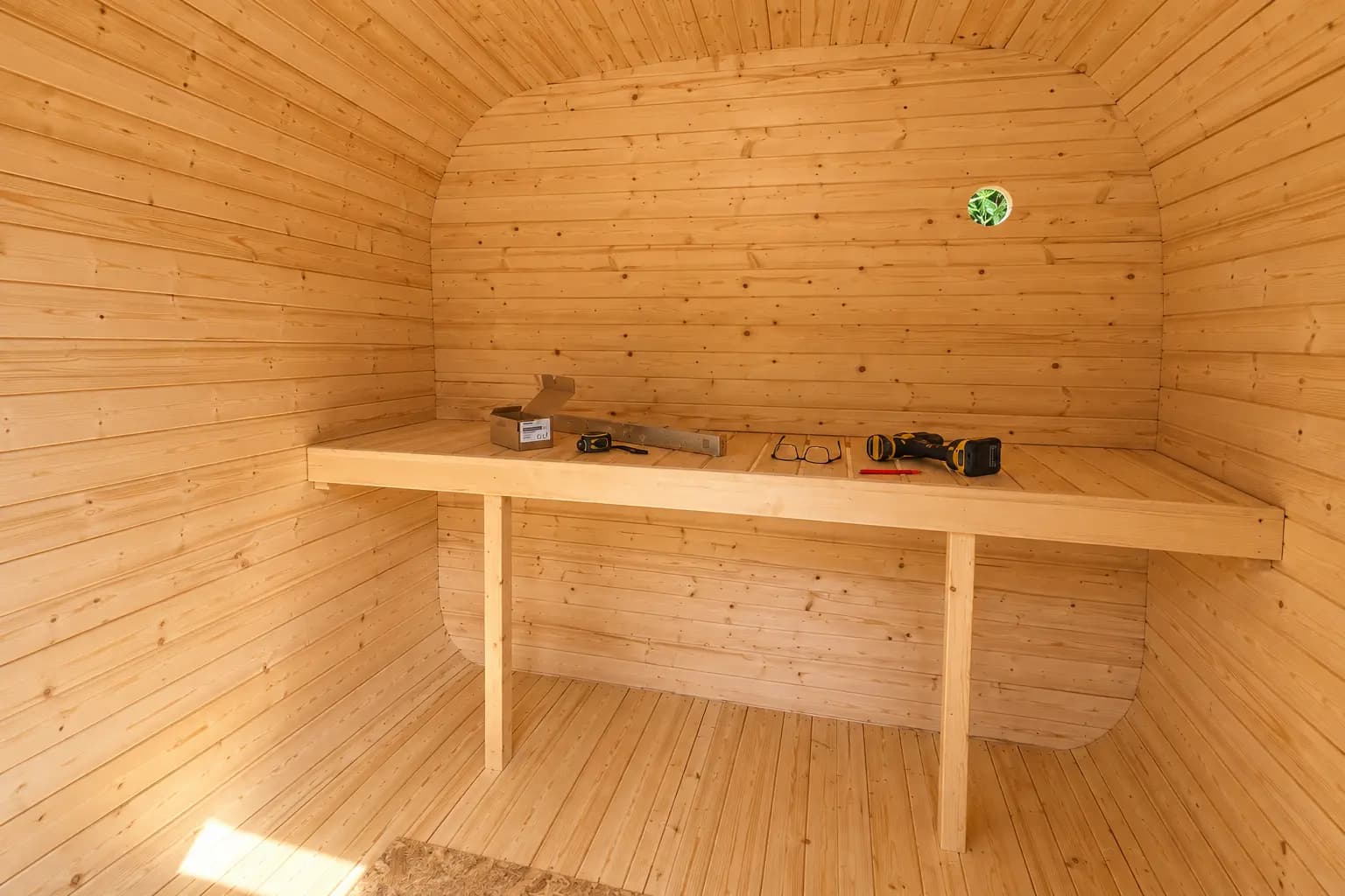 Interior de una sauna de madera durante el montaje